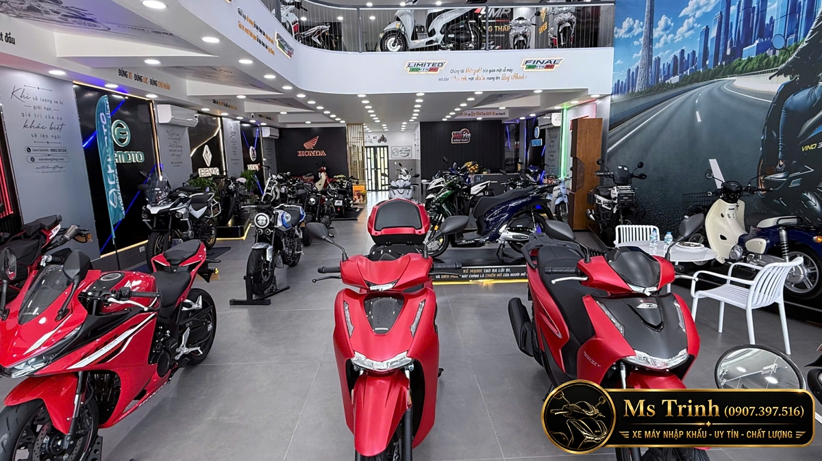 Khu vực trung tâm Moto Đồng Tháp trưng bày xe tay ga và mô tô cao cấp