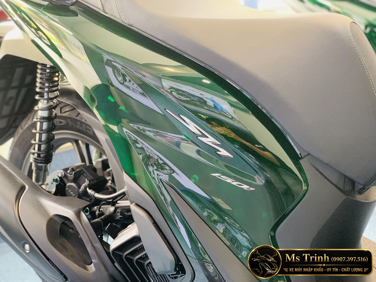 Logo SH150i trên dàn áo xanh lục bảo Honda SH150 Vetro Green