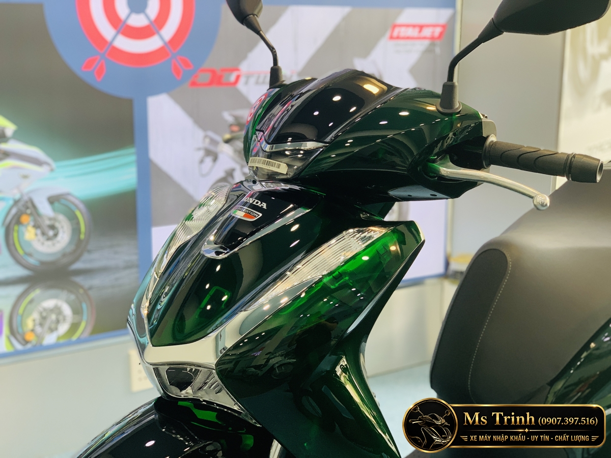 Cận cảnh đầu xe SH150 Vetro Green màu xanh lục bảo nhập Ý
