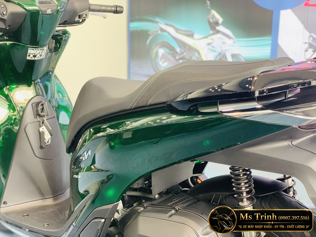 Thân sau SH150 Vetro Green xanh lục bảo với logo SH150i nổi bật