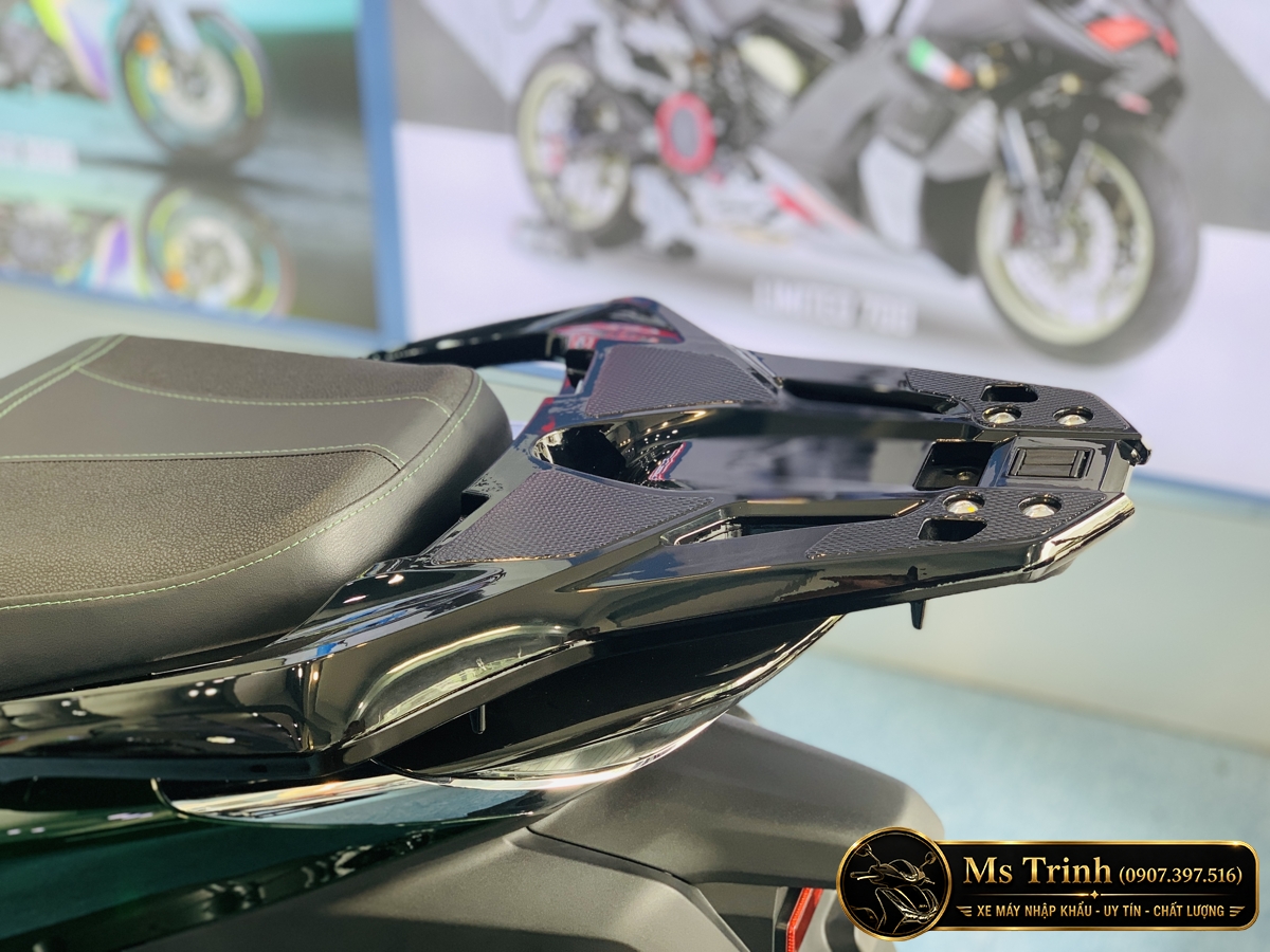 Tay dắt sau Honda SH150 Vetro Green thiết kế màu đen bóng